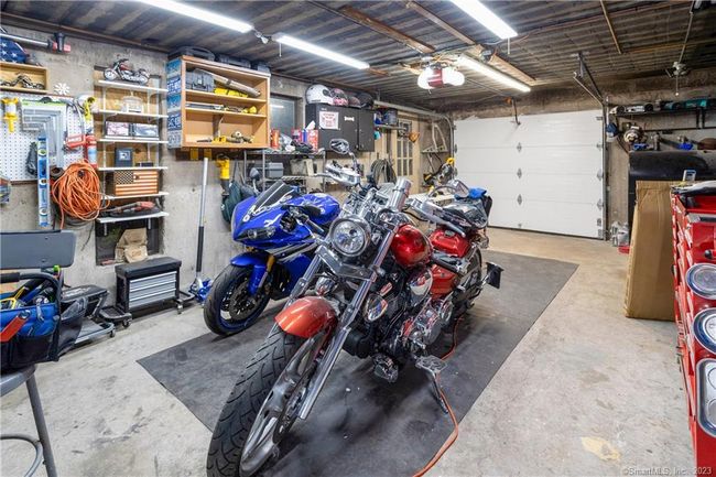 Spacious Garage/Workshop | Image 32