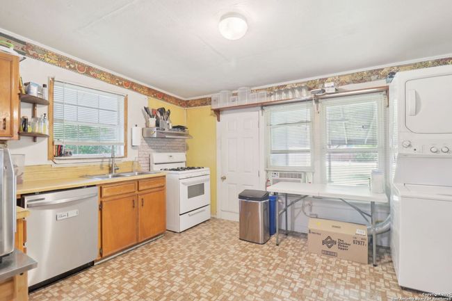 3311 W Cesar E Chavez Blvd, House other with 3 bedrooms, 1 bathrooms and null parking in San Antonio TX | Image 11