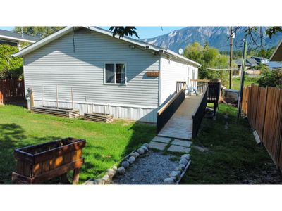 4859 Riverview Dr, House other with 2 bedrooms, 1 bathrooms and null parking in Edgewater BC | Image 3