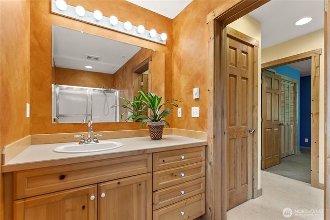 Main floor full bathroom. | Image 22