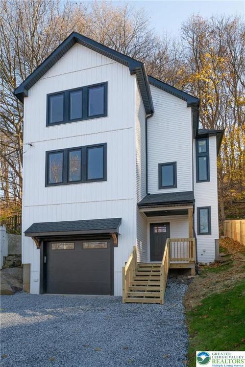 111 Main St, Glendon, PA, 18042-6809 | Card Image