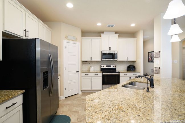 228 Comanche Trl, House other with 4 bedrooms, 3 bathrooms and null parking in Cibolo TX | Image 9