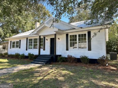 301 Griffin Avenue, House other with 3 bedrooms, 2 bathrooms and null parking in Eastman GA | Image 2