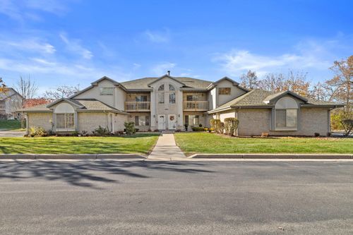 9322 W Loomis Rd, Franklin, WI, 53132-8232 | Card Image