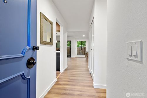 i6-10305 Ne 16th Street, Bellevue, WA, 98004 | Card Image