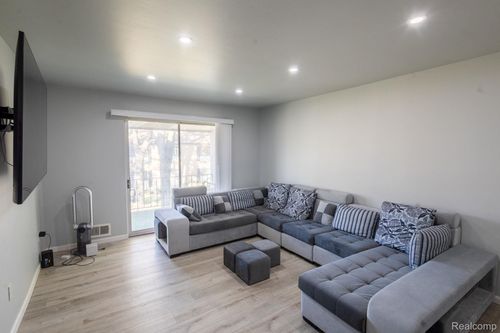 29101 Hayes Rd, Warren, MI, 48088-4028 | Card Image