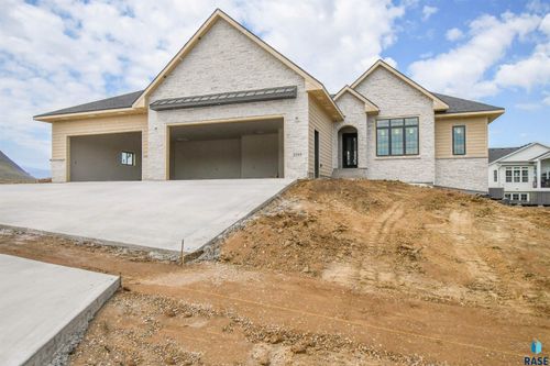 2505 S Meadowview Ave Avenue, Sioux Falls, SD, 57110 | Card Image