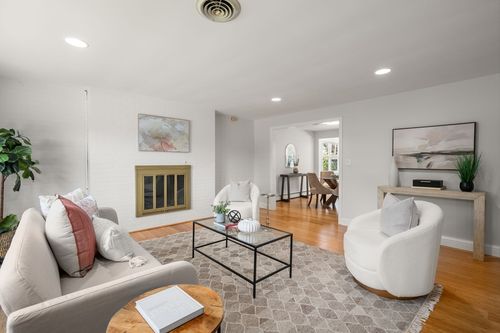 62 James St, Newton, MA, 02465-1052 | Card Image