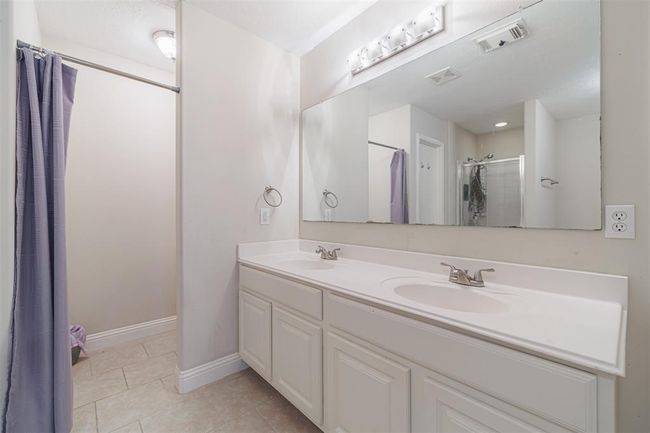 Primary bath also features double sinks. | Image 19