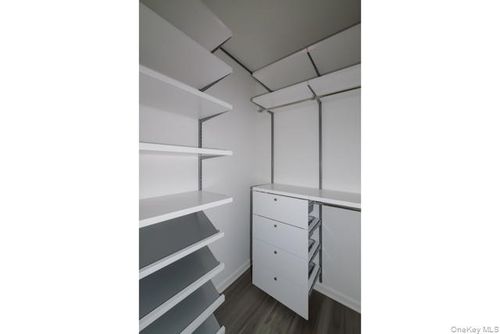 08-812-1 Charles Pond Dr, Coram, NY, 11727-3755 | Card Image