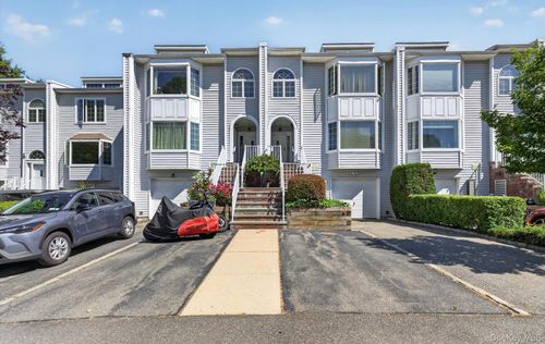 73a-240-17 Oak Park Dr, Little Neck, NY, 11362-2608 | Card Image