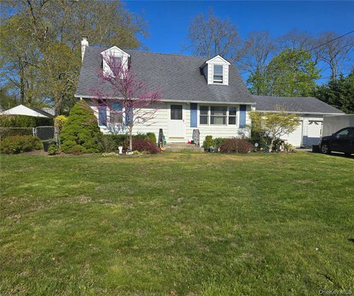 25 Newins St, Center Moriches, NY, 11934-2406 | Card Image