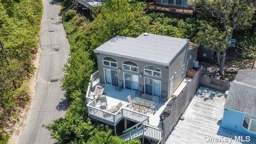 379 Oakleigh Ave, Baiting Hollow, NY, 11933-1227 | Card Image