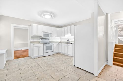 41 Saratoga Ave, Pleasantville, NY, 10570-3280 | Card Image