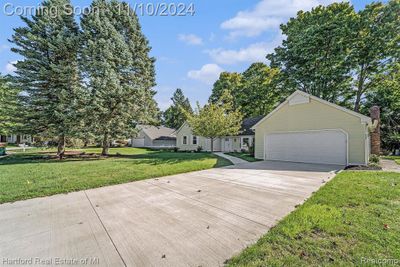 35660 Camden Court, Home with 3 bedrooms, 2 bathrooms and null parking in Farmington Hills MI | Image 3