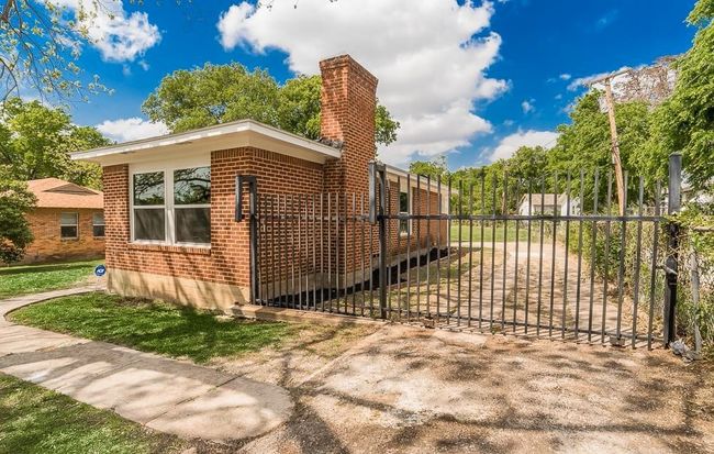 Front Iron Gate and Larg Driveway | Image 31