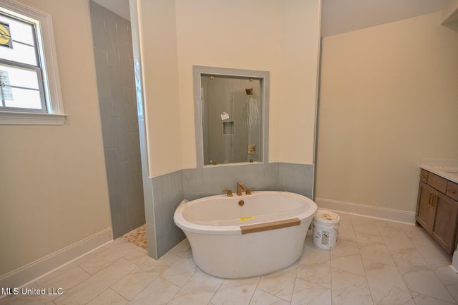 Primary Bathroom | Image 15
