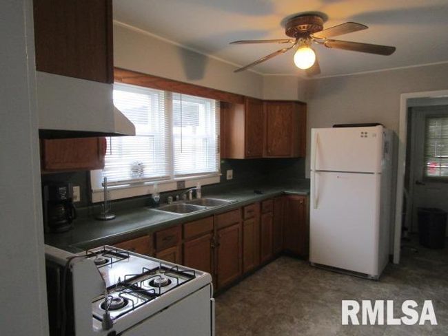 602 4 Th St, House other with 6 bedrooms, 2 bathrooms and null parking in Rosiclare IL | Image 6