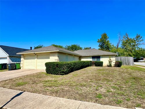 2319 Redbrook Dr, Arlington, TX, 76014-2725 | Card Image