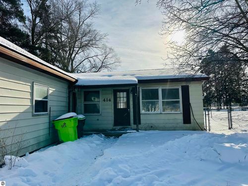 414 Cottage St, Clare, MI, 48617-8906 | Card Image