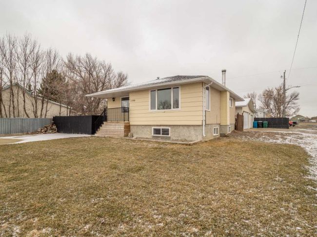 1106 41 Avenue N, Home with 4 bedrooms, 2 bathrooms and 5 parking in Lethbridge AB | Image 3