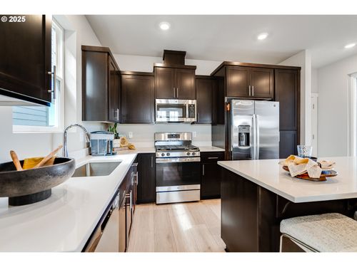 931 Legacy St, Eugene, OR, 97402-4498 | Card Image