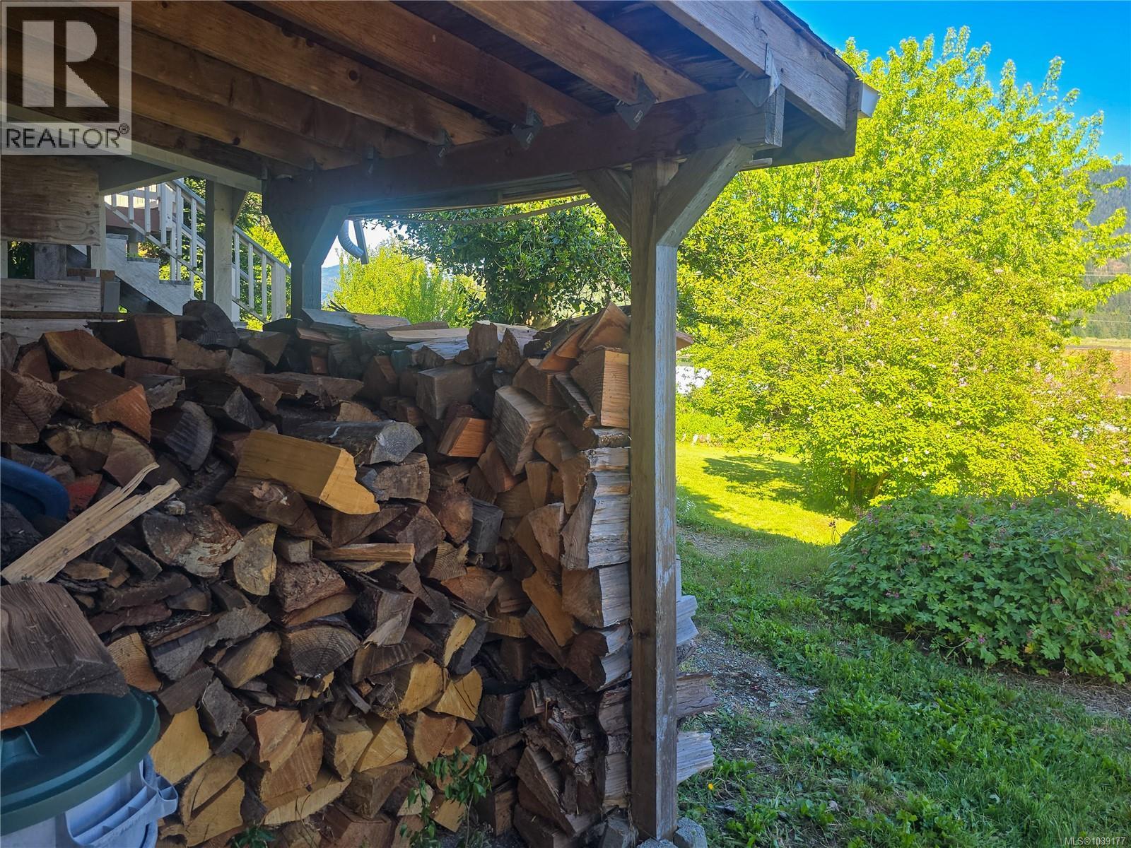 Residential in Sayward 3