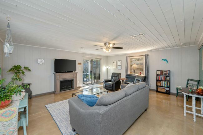 Den | Image 17