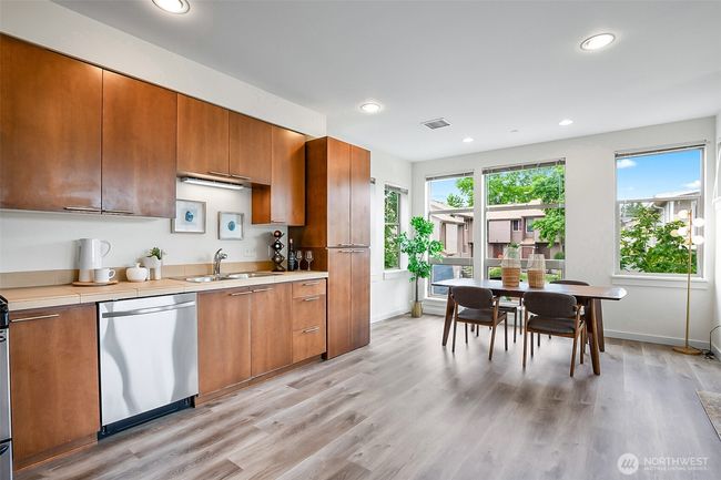 1214 N Northgate Way, Townhouse with 3 bedrooms, 2 bathrooms and 1 parking in Seattle WA | Image 8