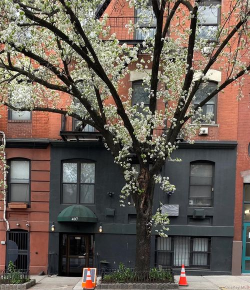 4b-407 W 40th St, New York, NY, 10018-1221 | Card Image