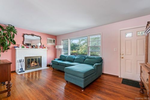 239 Elwood Rd, E Northport, NY, 11731-2214 | Card Image