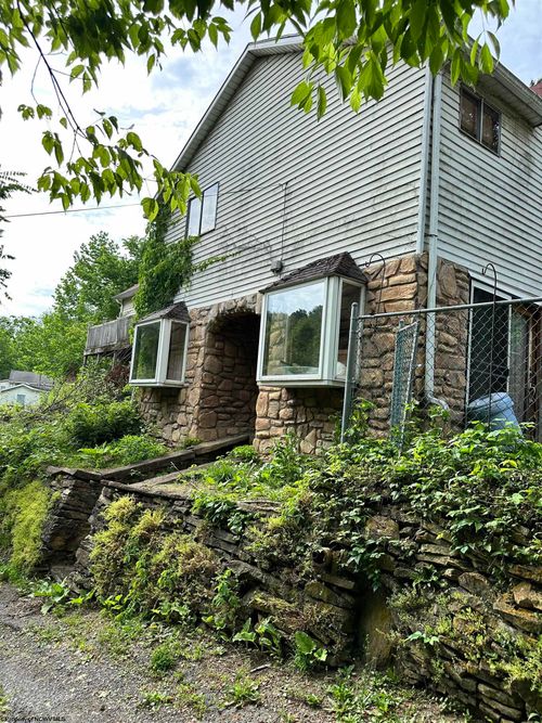 208 Mason Dixon Hwy, Maidsville, WV, 26541-8164 | Card Image