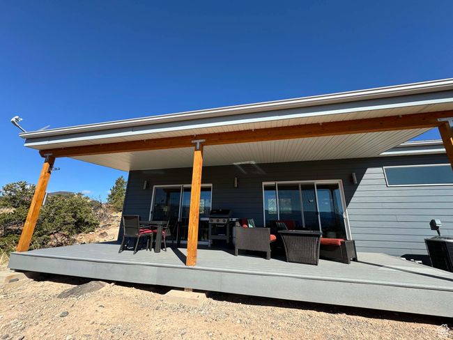 Rear view of rental house with an deck | Image 28