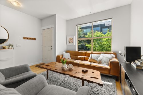 3-307 E 15th St, North Vancouver, BC, V7L2R6 | Card Image