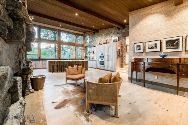 Open spaces flow from one area to another. | Image 20