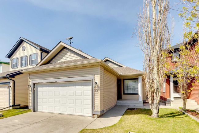25 Martha's Green Ne, House detached with 4 bedrooms, 2 bathrooms and 4 parking in Calgary AB | Image 1