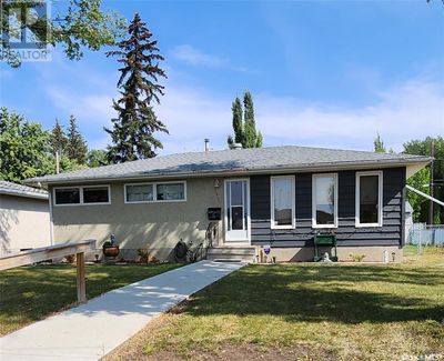 17 Young Cres, House other with 3 bedrooms, 1 bathrooms and null parking in Saskatoon SK | Image 1