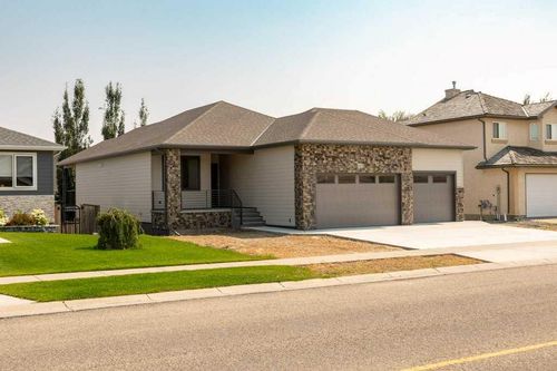 1027 Canyon Blvd W, Lethbridge, AB, T1K7V4 | Card Image