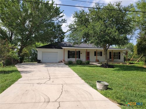 136 Royal Crest Cir, Seguin, TX, 78155-1076 | Card Image