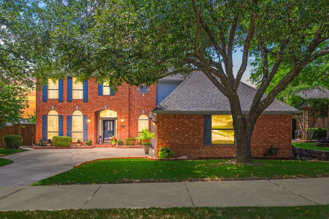 At night, the property is just as beauiful. | Image 38
