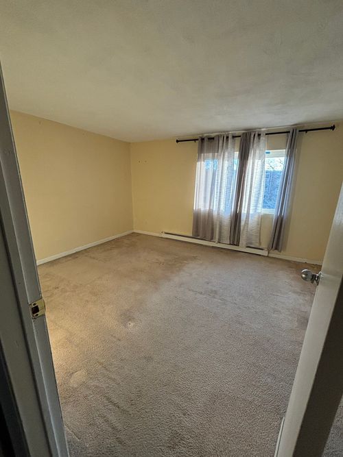 27-25 Willis St, Framingham, MA, 01702-8181 | Card Image