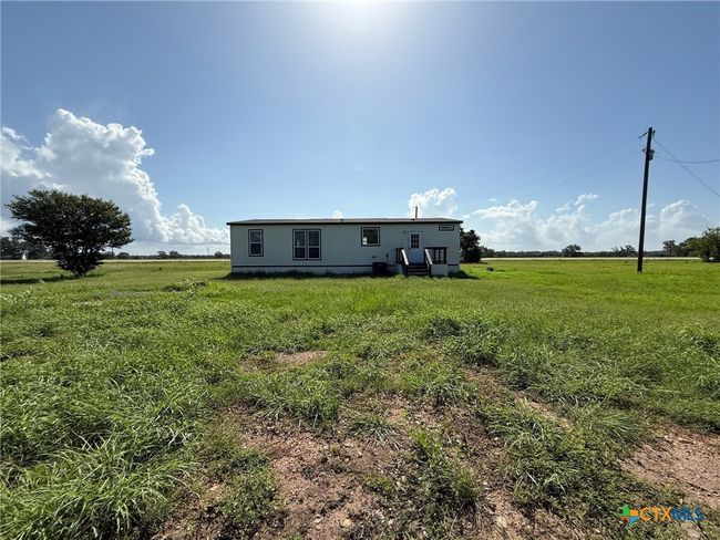 19656 Us Highway 77 S, House other with 3 bedrooms, 2 bathrooms and null parking in Yoakum TX | Image 4