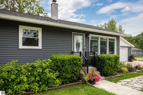 1022 Centre St, Traverse City, MI, 49686-3403 | Card Image