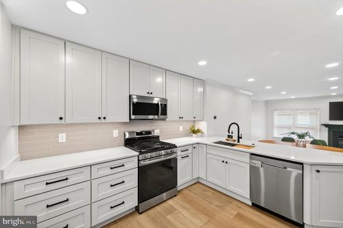 5191 Glen Meadow Dr, CENTREVILLE, VA, 20120-1396 | Card Image