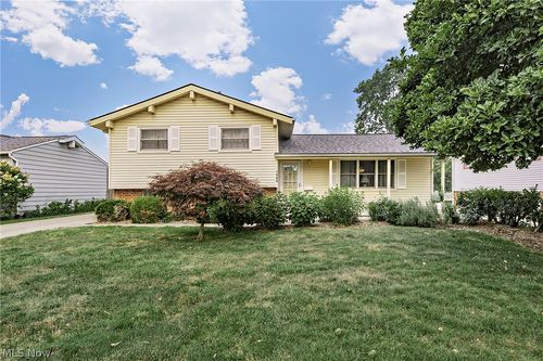 1300 Giesse Dr, Mayfield Heights, OH, 44124-1815 | Card Image