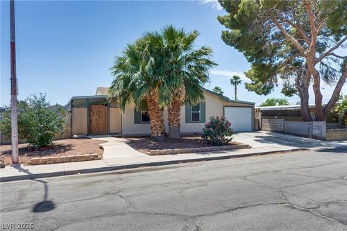 5423 N Sir Richard Dr, Las Vegas, NV, 89110-4862 | Card Image