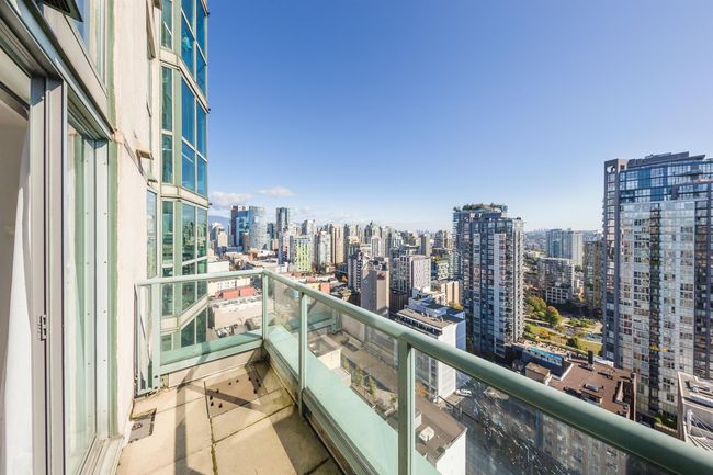 2404 - 1188 Howe Street, Condo with 2 bedrooms, 2 bathrooms and 1 parking in Vancouver BC | Image 13