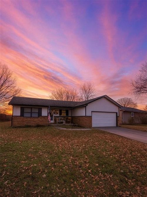 121 Taylor Rd, Independence, KS, 67301-1848 | Card Image