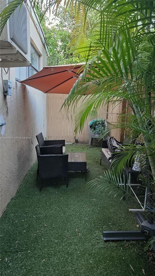 side-room-965 Ne 146th St, North Miami, FL, 33161-2342 | Card Image