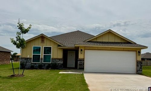 2511 W Main St, Collinsville, OK, 74021-3033 | Card Image